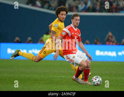 San Pietroburgo, Russia. Xvi Nov, 2019. La Russia, San Pietroburgo, 16 novembre 2019. Squadra nazionale belga giocatori Axel Witsel e nazionale russa Alexei Miranchuk (da sinistra a destra) nella partita di qualificazione del 2020 il Campionato Europeo di calcio tra le squadre nazionali di Russia e Belgio. Credito: Andrey Pronin/ZUMA filo/Alamy Live News Foto Stock