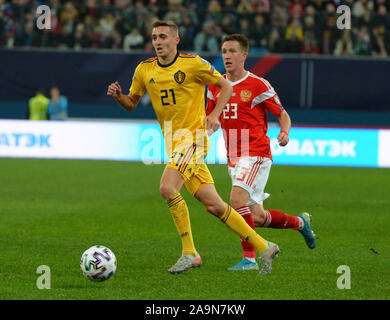 San Pietroburgo, Russia. Xvi Nov, 2019. La Russia, San Pietroburgo, 16 novembre 2019. Squadra nazionale belga giocatori Timothy Kastan e nazionale russa Sergei Petrov (da sinistra a destra) nella partita di qualificazione del 2020 il Campionato Europeo di calcio tra le squadre nazionali di Russia e Belgio. Credito: Andrey Pronin/ZUMA filo/Alamy Live News Foto Stock