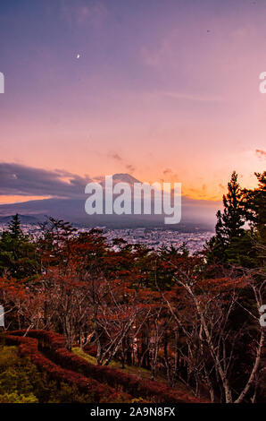 Il monte Fuji viste da Fujiyoshida, Giappone Foto Stock