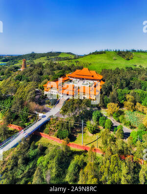 Australian asiatici tempio Buddista Nantien su verdi colline vicino a Wollongong città sulla costa del Pacifico circondato dal verde parco pubblico con alte Pagoda towe Foto Stock