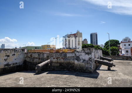 Cartagena de Indias, Bolivar/Colombia, Dicembre 13, 2017: Mura difensive di fronte skyline a città murata di Cartagena, Colombia, America del Sud. Foto Stock