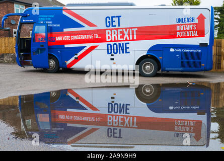 Mansfield, Nottinghamshire, Inghilterra, Regno Unito. Il 16 novembre 2019. Boris Johnson la battaglia di autobus in Mansfield oggi tutti decorati con 'Get Brexit fatto' slogan stampati sul lato.Questo marginale sede parlamentare che è stata vinta dal Partito conservatore nelle 2017 elezioni generali da Ben Bradley e potrebbe essere un campo di battaglia chiave nella prossima elezione. Credito: Alan Beastall/Alamy Live News Foto Stock