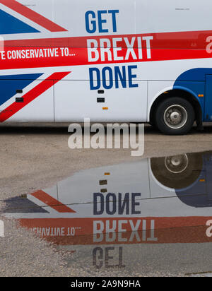 Mansfield, Nottinghamshire, Inghilterra, Regno Unito. Il 16 novembre 2019. Boris Johnson la battaglia di autobus in Mansfield oggi tutti decorati con 'Get Brexit fatto' slogan stampati sul lato.Questo marginale sede parlamentare che è stata vinta dal Partito conservatore nelle 2017 elezioni generali da Ben Bradley e potrebbe essere un campo di battaglia chiave nella prossima elezione. Credito: Alan Beastall/Alamy Live News Foto Stock