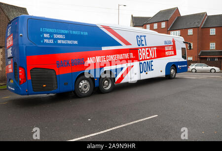 Mansfield, Nottinghamshire, Inghilterra, Regno Unito. Il 16 novembre 2019. Boris Johnson la battaglia di autobus in Mansfield oggi tutti decorati con 'Get Brexit fatto' slogan stampati sul lato.Questo marginale sede parlamentare che è stata vinta dal Partito conservatore nelle 2017 elezioni generali da Ben Bradley e potrebbe essere un campo di battaglia chiave nella prossima elezione. Credito: Alan Beastall/Alamy Live News Foto Stock
