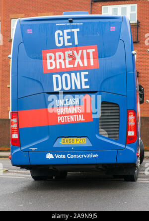 Mansfield, Nottinghamshire, Inghilterra, Regno Unito. Il 16 novembre 2019. Boris Johnson la battaglia di autobus in Mansfield oggi tutti decorati con 'Get Brexit fatto' slogan stampati sul lato.Questo marginale sede parlamentare che è stata vinta dal Partito conservatore nelle 2017 elezioni generali da Ben Bradley e potrebbe essere un campo di battaglia chiave nella prossima elezione. Credito: Alan Beastall/Alamy Live News Foto Stock