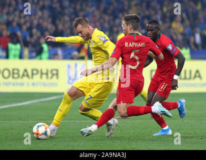 Kiev, Ucraina - 14 Ottobre 2019: Andriy Yarmolenko dell'Ucraina (L) combatte per una sfera con Raffaello Guerreiro e Bruma del Portogallo durante il loro UEFA EURO 2020 partita di qualificazione alla NSK Olimpiyskyi stadium Foto Stock