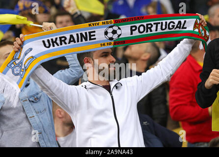 Kiev, Ucraina - 14 Ottobre 2019: Portoghese sostenitore guarda la UEFA EURO 2020 qualifica gioco Ucraina v dal Portogallo alla NSK Olimpiyskyi stadium a Kiev, Ucraina Foto Stock