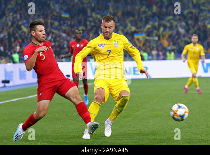 Kiev, Ucraina - 14 Ottobre 2019: Raphael Guerreiro del Portogallo (L) combatte per una sfera con Andriy Yarmolenko dell'Ucraina durante il loro UEFA EURO 2020 partita di qualificazione alla NSK Olimpiyskyi stadium di Kiev Foto Stock