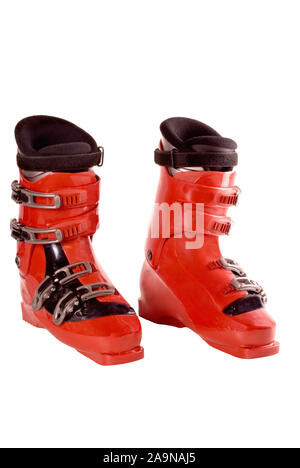 Due nuovi red snow scarponi da sci con abbondanza di fibbie isolato su un fondo bianco. Ciascun pattino è separato da uno spazio bianco. Foto Stock