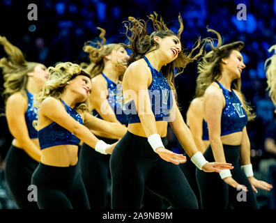 Philadelphia, PA, Stati Uniti d'America. Xvi Nov, 2019. 16 novembre 2019: La danza di Villanova team esegue durante il NCAA basketball match tra la Ohio Bobcats e Villanova Wildcats presso la Wells Fargo Center di Philadelphia, Pennsylvania. Villanova ha vinto 78-54. Scott Serio/Cal Sport Media/Alamy Live News Foto Stock