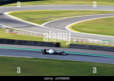 Sao Paulo, Brasile. Xvi Nov, 2019. Mercedes driver del Lewis Hamilton di Bretagna gare durante la sessione di qualifiche della Formula Uno Gran Premio del Brasile presso il Jose Carlos Pace circuito in Sao Paulo il nov. 16, 2019. Credito: Xin Yuewei/Xinhua/Alamy Live News Foto Stock