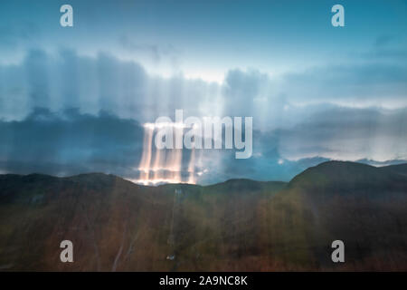 Nuvole nad colline presso sunrise - natura sfondo sfocato realizzato da intenzionale il movimento della telecamera Foto Stock