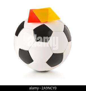 Sport soccer ball con arbitro di colore giallo e rosso carte in cima su sfondo bianco - pena, fallo o il concetto di sport Foto Stock