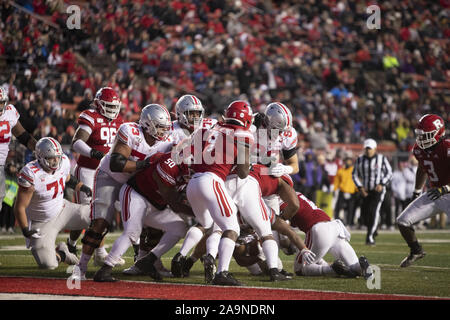 Piscataway, New Jersey, USA. Xvi Nov, 2019. Rutgers linee difensive mantiene la linea mantenendo Ohio State membro da un drive su via e a breve durante il primo semestre del gioco d'azione contro a SHI Stadium di Piscataway, New Jersey. Ohio State sconfitto Rutgers 56-21. Credito: Brian ramo Prezzo/ZUMA filo/Alamy Live News Foto Stock