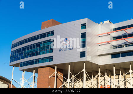 Boise, ID / STATI UNITI D'America - 16 Novembre 2019: Stueckle Sky Center presso Albertson's Stadium a Boise State University Campus Foto Stock