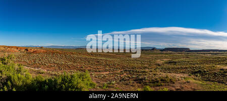 Una vista panoramica del deserto ad ovest di primaverile Utah dalla US Highway 40. Foto Stock
