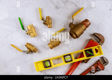 Set di strumenti per il plumbing Monkey Wrench raccordi di valvola acqua sul nastro di livello Foto Stock