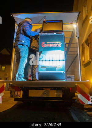 Il 15 novembre 2019, Hesssen, Frankfurt/Main: la polizia civile a carico sequestrati slot machine in un carrello. (Zu dpa " unità di controllo mostra successo' - 'Glückspielkontrolle a Francoforte' dal 17.11.2019) Foto: Dorothee Barth/dpa Foto Stock