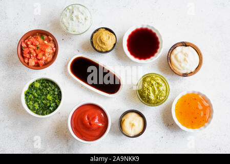 Set di salse varie. Salse assortimento. Salse popolare in ciotole, vista dall'alto, copia dello spazio. Salse fatte in casa o dip. Foto Stock