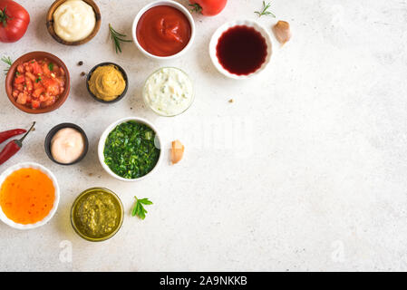 Salse assortimento. Set di salse varie. Salse popolare in ciotole, vista dall'alto, copia dello spazio. Salse fatte in casa o dip. Foto Stock