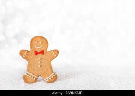 Gingerbread Man su sfondo bianco. Moda Natale composizione minima - in casa di Gingerbread Man cookie, copia dello spazio. Foto Stock