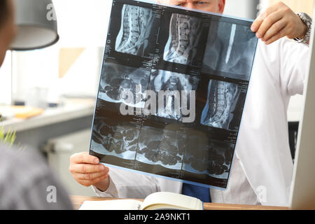 Radiologo mostra x-ray Foto Stock