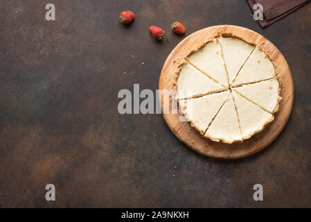 Cheesecake al classico. Cheesecake New York su sfondo scuro, vista dall'alto, copia dello spazio. Foto Stock
