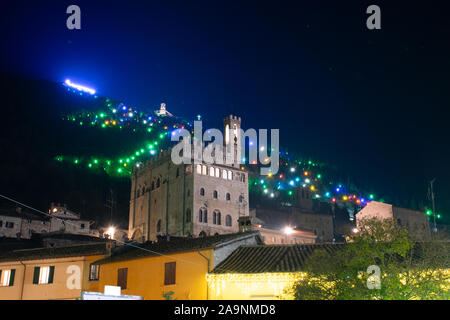 Gubbio è una città e comune nel lontano nord-est della provincia di Perugia. Sul fianco della montagna, il più grande albero di Natale Foto Stock