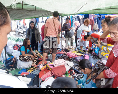 Batam, Indonesia - 7 Febbraio 2015: persone attività al mercato locale in Jodoh Area della città di Batam. Foto Stock