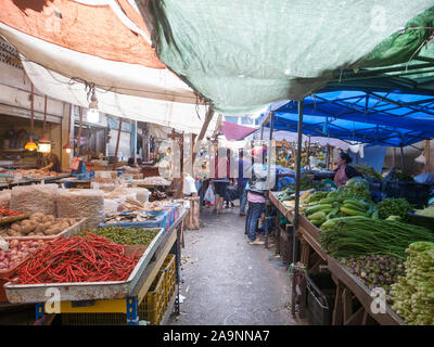 Batam, Indonesia - 7 Febbraio 2015: persone attività al mercato locale in Jodoh Area della città di Batam. Foto Stock