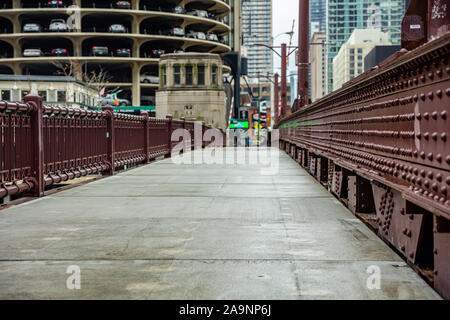 Ponte in metallo di colore rosso per i pedoni sul fiume di Chicago, Illinois, Stati Uniti Foto Stock