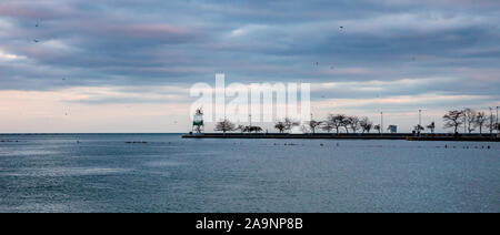 Chicago sud-est del porto faro guidewall vista panoramica, blu del lago Michigan acqua e cielo sfondo, pomeriggio a molla Foto Stock