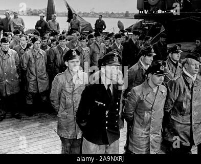 5/17/1945 - Questo elemento è una fotografia raffigurante il di ufficiali e di membri dell'equipaggio del sommergibile tedesco U-1228 a Portsmouth, New Hampshire, dove ha consegnato alle forze degli Stati Uniti il 17 maggio 1945, dieci giorni dopo la resa della Germania, che si è conclusa la Seconda Guerra Mondiale in Europa e nell'Oceano Atlantico. Foto Stock