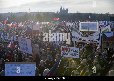 Praga, Repubblica Ceca. Xvi Nov, 2019. La folla di manifestanti con bandiere, striscioni e cartelloni durante la dimostrazione.Un giorno prima delle celebrazioni ufficiali del trentesimo anniversario della Rivoluzione di Velluto migliaia protesta chiedendo le dimissioni della Repubblica Ceca il primo ministro, Andrej Babis. I milioni di momenti per la democrazia (organizzatori) impostare un ultimatum per la PM, Andrej Babis chiedendogli di rimuovere il suo conflitto di interessi; sbarazzarsi della ditta Agrofert e respingere il Ministro della giustizia, Marie Benesova o rassegnarsi. Credito: SOPA Immagini limitata/Alamy Live News Foto Stock