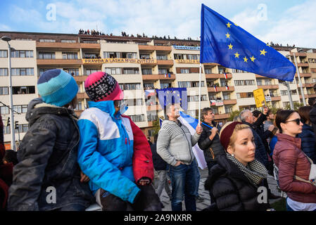 Praga, Repubblica Ceca. Xvi Nov, 2019. Un uomo tiene la bandiera UE durante la dimostrazione.Un giorno prima delle celebrazioni ufficiali del trentesimo anniversario della Rivoluzione di Velluto migliaia protesta chiedendo le dimissioni della Repubblica Ceca il primo ministro, Andrej Babis. I milioni di momenti per la democrazia (organizzatori) impostare un ultimatum per la PM, Andrej Babis chiedendogli di rimuovere il suo conflitto di interessi; sbarazzarsi della ditta Agrofert e respingere il Ministro della giustizia, Marie Benesova o rassegnarsi. Credito: SOPA Immagini limitata/Alamy Live News Foto Stock