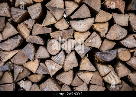 Messa a fuoco ravvicinata sul log tagliato boschi da albero pronto per l'uso come combustibile legna da ardere in fuochi. Foto Stock