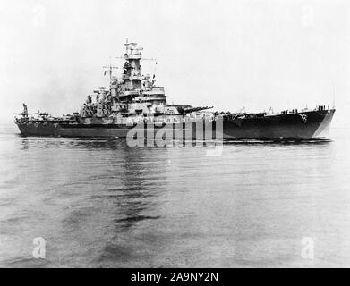 WW II Navi / II guerra mondiale di navi - Questo elemento è una fotografia raffigurante la Corazzata USS Massachusetts (BB-59) quando era in base al Boston Navy Yard durante il suo montaggio e shakedown. ca. 7/13/1942 Foto Stock