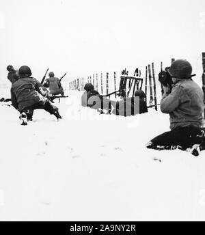 Una pattuglia, crescendo quando Lt. Thomas di cavalleria squadrone di ricognizione ha iniziato sulla neve con un fucile Granate, attacchi di cecchini tedesco scoperto nella periferia della nuova città catturate delle beffe, Belgio. Dodici Nazisti furono uccisi nell'impegno. Qui, può essere considerata parte della pattuglia avanzare con cautela attraverso la neve. Foto Stock