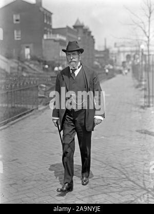 Inizio novecento foto - Charles Evans Hughes, 1862-1948, a piedi da Union Station, Washington D.C. ca. 1913-1917 Foto Stock