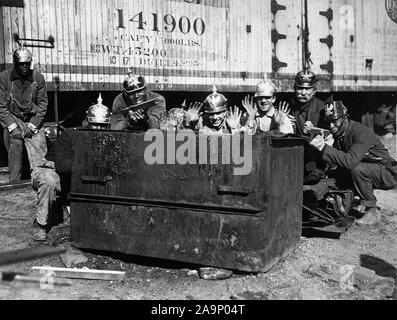 Didascalia originale: caschi di Kaiser a truppe scelte oggetto di dumping a Hoboken. A US Army Base di alimentazione a boccola terminale vi è una pila di non meno di 85.000 Caschi inviato dal generale Pershing per la distribuzione, in un modo o nell' altro, come prestito Liberty premi. Foto Stock