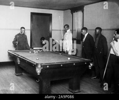 WW I foto - Colorate / africana di truppe americane - sala biliardo presso il Club Berean, Filadelfia Pennsylvania ca. 1918-1919 Foto Stock