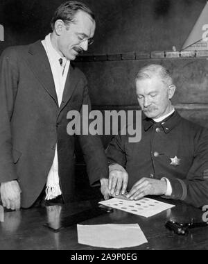 1918 o 1919 - Arresto di nemici alieni negli U.S.A. - Alien nemico la registrazione di Rudolph Forrester e il sergente John R. Ryan, at Fillmore Street Station Foto Stock