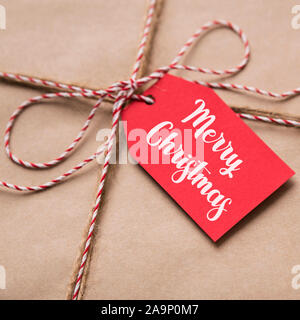 Merry Christmas etichetta su regali impacchettati box Foto Stock