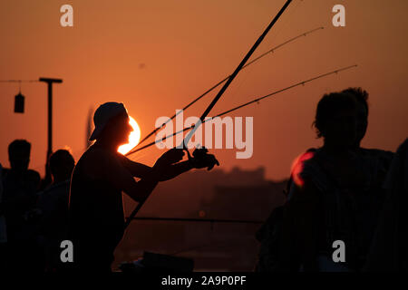 Istanbul, Turchia - Settembre-11..2019: gli uomini la pesca sul Sarayburnu. Essa è stata presa durante il tramonto. Foto Stock