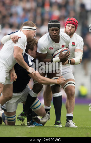 Twickenham, Regno Unito. [L-R] Dylan Hartley, Maro ITOJI e James Haskell, si combinano per guidare la sfera, Sei Nazioni di Rugby Internazionale, Calcutta Cup gioco, Inghilterra vs Scozia, RFU Stadium, Twickenham, Inghilterra, Sabato 11/03/2017 [Obbligatorio credito; Pietro Spurrier/Intersport-immagini] Foto Stock