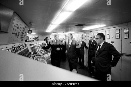 1975, 1 Agosto - Sala di controllo - Attività rompighiaccio Urho - Helsinki Finlandia - Gerald Ford, Jan Ahlfors, Kissinger, altri - in piedi, parlando, guardando a spedire i controlli; non tutti nel telaio- viaggio in Europa - Tour di rompighiaccio Urho Foto Stock