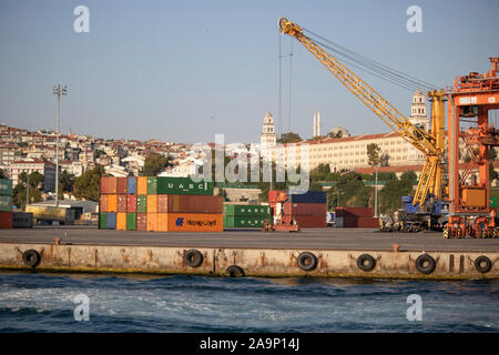 Istanbul, Turchia -- Luglio 07, 2019: Porta di Haydarpasa ad Istanbul in Turchia. Il terminale è il principale porto commerciale nel lato asiatico della città. Foto Stock