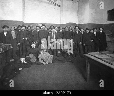 1918 - Arresto di nemici alieni negli U.S.A. - Equipaggio del vaporizzatore russa Omsk chi ha cercato di uccidere il loro capitano e prendere il traghetto per la Russia. Poco dopo il loro arresto a Norfolk, Virginia Foto Stock