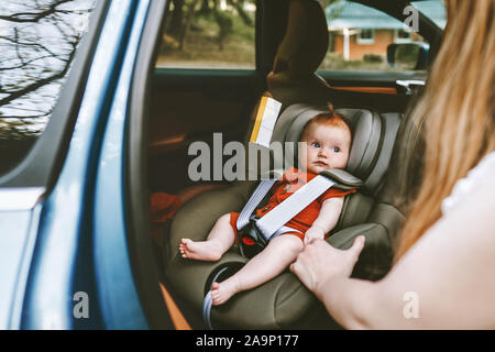 Bambino nella parte posteriore rivolta verso il sedile auto nel retro della  macchina Foto stock - Alamy