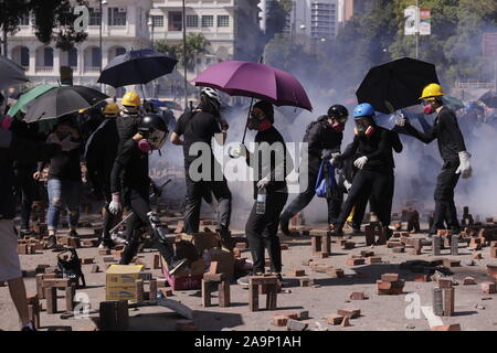 Hong Kong, Cina. 17 Nov, 2019. I gas lacrimogeni sono stati sparati a studente contestatori della Hong Kong Polytechnic University al di fuori della facoltà a mezzogiorno di oggi.Nov-17, 2019 Hong Kong.ZUMA/Liau Chung-ren Credito: Liau Chung-ren/ZUMA filo/Alamy Live News Foto Stock